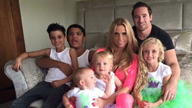 FEM BARN: Katie Price' fem barn er glade i å posere på bilder sammen med modellmammaen. Her er Katie sammen med Harvey (12), Junior (9), Princess Tiamii (7), Jett (2) og Bunny (15 mnd) og ektemannen Kiernan Hayler. Foto: Xposure FEM BARN: Katie Price' fem barn er glade i å posere på bilder sammen med modellmammaen. Her er Katie sammen med Harvey (12), Junior (9), Princess Tiamii (7), Jett (2) og Bunny (15 mnd) og ektemannen Kiernan Hayler. Foto: Xposure